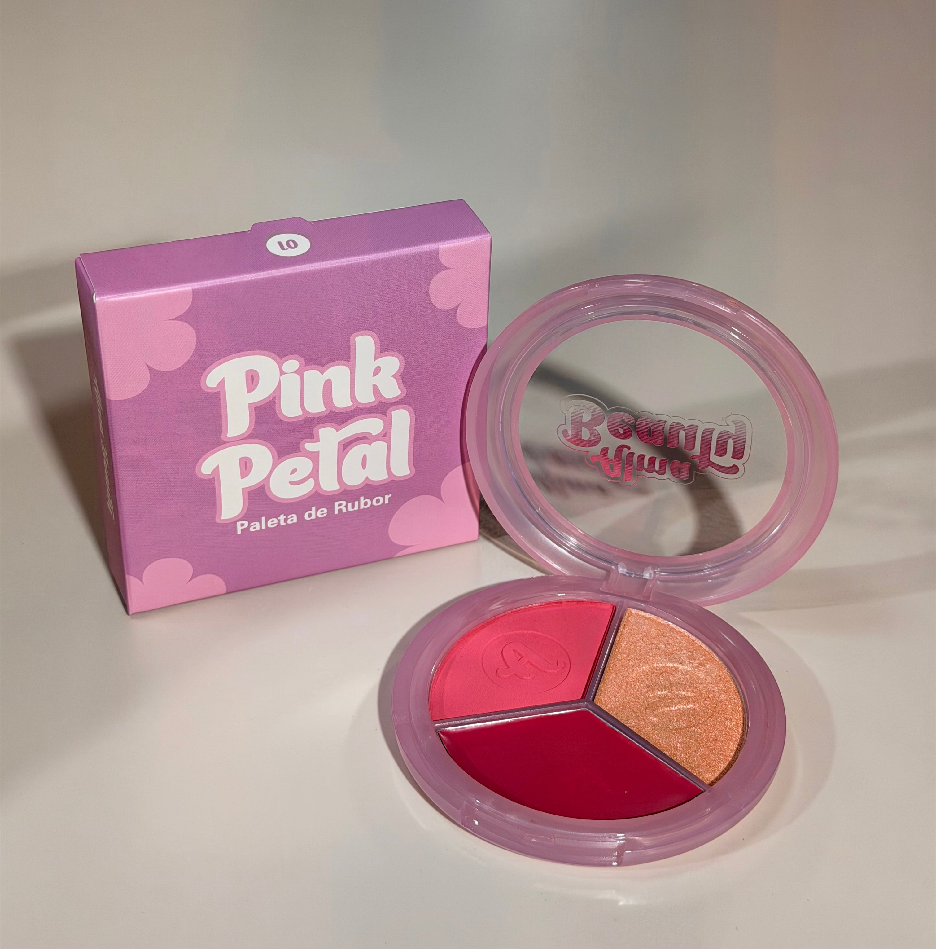 Paleta de rubor, iluminador y gloss